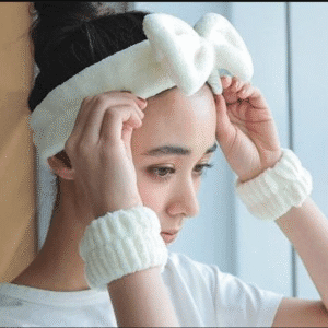 BANDA DE CABELLO CON LAZO Y MUÑEQUERAS