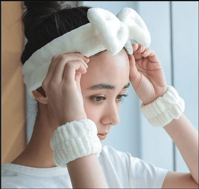 BANDA DE CABELLO CON LAZO Y MUÑEQUERAS